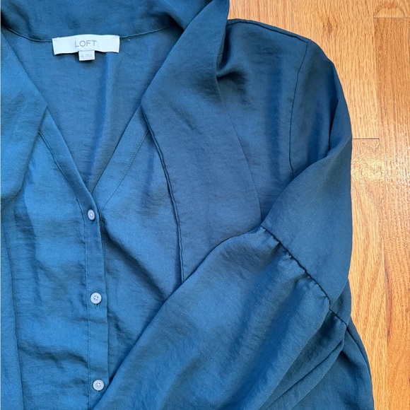 LOFT Jewel Green Long Sleeve Button Down with Puff Sleeves + Tie Neck Sz Medium - Picture 2 of 3